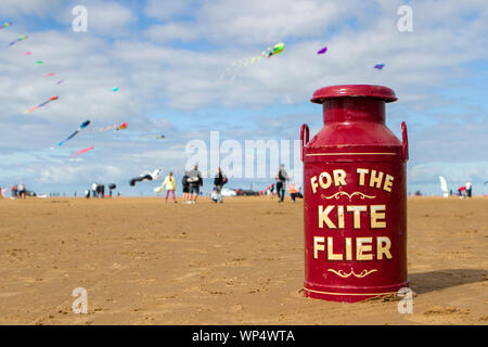 Lytham St Annes on Sea. UK Wetter. 7. September 2019. An einem schönen sonnigen Tag über der Nord West Küste, die Vorbereitungen für die jährlichen Riese Kite Festival sind gut auf den Weg am Strand von Lytham St. Annes in Lancashire. Credit: cernan Elias/Alamy leben Nachrichten Stockfoto