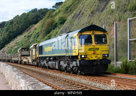 Freightliner Class 66 Diesel Lokomotive 66598 mit Wagen führt entlang der Sea Wall Teignmouth South Devon, Großbritannien Stockfoto