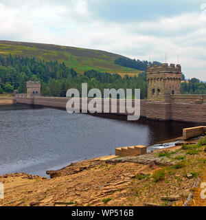 Derwent Resevoir Damm in der oberen Derwent Valley, Derbyshire, bei niedrigem Wasserstand Juli 2018 Stockfoto