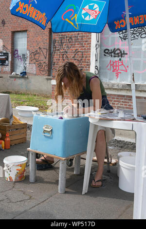 Doel, Belgien, 11. August 2019, altes Handwerk, Ton der Frauen zu modellieren, macht sie in der Keramik Stockfoto