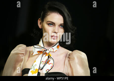 (190907) - NEW YORK, Sept. 7, 2019 (Xinhua) - ein Model präsentiert eine Kreation aus der Vivienne Hu Kollektion Frühjahr/Sommer 2020 während der New York Fashion Week in New York, USA, Sept. 6, 2019. (Xinhua / Qin Lang) Stockfoto