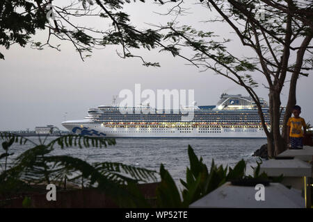 Kreuzfahrt Schiff verlässt den Hafen von Cochin, Kerala, Indien Stockfoto