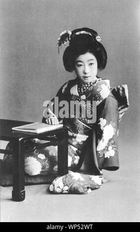 [1920s Japan - Japanische Maiko (Lehrling Geisha)] - junge japanische Frau im Kimono und traditionelle Frisur, lesen. 20. jahrhundert alte Ansichtskarte. Stockfoto