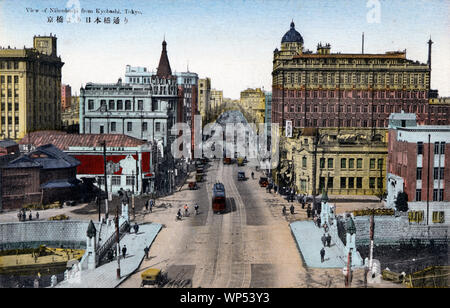 [1920s Japan - Kyobashi Brücke und Nihonbashi in Tokio] - Ansicht der Nihonbashi von Kyobashi, Tokio. Das große Gebäude auf der rechten Seite ist das Dai-ichi Mutual Life Insurance Company (第一相互館), 1921 (taisho 10). Vor, die kyobashi Brücke gesehen werden kann. 20. jahrhundert alte Ansichtskarte. Stockfoto