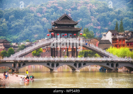 Fenghuang, China. September 13, 2015. Eine chinesische entworfen, Brücke und Gebäude umgeben beiden Seiten der Tuo Jiang River in Fenghuang antike Stadt an Stockfoto