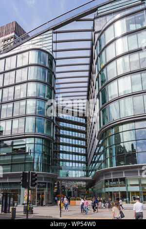 Kardinal Place Shopping Center & Office Block, ein modernes Gebäude von 2005 in der Victoria Street, Westminster, London, England, UK.