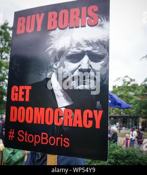 Sheffield, Großbritannien. 7. September 2019. Eine Plakette zeigt das Gesicht von Großbritanniens Premierminister Boris Johnson bei einem Protestmarsch in Sheffield, England, am 7. September 2019. (Credit: Ioannis Alexopoulos/Alamy leben Nachrichten Stockfoto