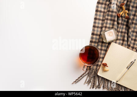 Notebook, Schal, Kerze öffnen, auf weißem Hintergrund. Flach. Stockfoto