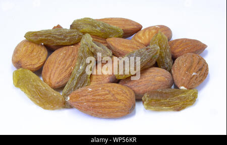 Kombination von Cashew Nüssen, Mandeln, Nüssen und Rosinen, gesunden Snack gemischte Nüsse und getrocknete Früchte. Stockfoto