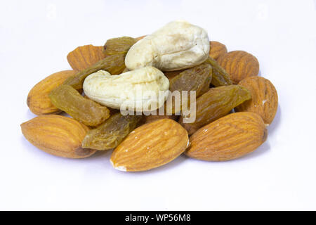 Kombination von Cashew Nüssen, Mandeln, Nüssen und Rosinen, gesunden Snack gemischte Nüsse und getrocknete Früchte. Stockfoto