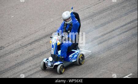 Brighton UK 7. September 2019 - Noel Wilson, hat MS Teil nimmt auf seine Mobilität scooter Geld für die MS-Gesellschaft in der jährlichen Nationalen Brighton Speed Trials auf Madeira Drive an der Küste. Die Veranstaltung wird von der Brighton und Hove Motor Club laufen und ist offen für Autos und Motorräder alter und neuer mit einigen der Fahrer in den 80er Jahren. Foto: Simon Dack/Alamy leben Nachrichten Stockfoto