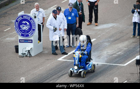 Brighton UK 7. September 2019 - Noel Wilson, hat MS Teil nimmt auf seine Mobilität scooter Geld für die MS-Gesellschaft in der jährlichen Nationalen Brighton Speed Trials auf Madeira Drive an der Küste. Die Veranstaltung wird von der Brighton und Hove Motor Club laufen und ist offen für Autos und Motorräder alter und neuer mit einigen der Fahrer in den 80er Jahren. Foto: Simon Dack/Alamy leben Nachrichten Stockfoto