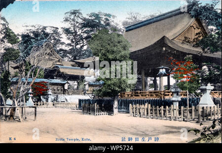 [1910s Japan - Shinto Schrein in Kobe] - ikuta Jinja, ein Shinto Schrein in Kobe, Hyogo Präfektur. Der Schrein ist einer der ältesten Schreine in Japan und ist in der Nihon Shoki, die zweite älteste Buch der klassischen japanischen Geschichte erwähnt. Der Schlacht von Ichi no Tani (1184) fand in und um ikuta Schrein. 20. jahrhundert alte Ansichtskarte. Stockfoto