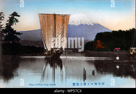 [1920s Japan - Japanische Segelschiff und Mount Fuji] - ein Blick auf Numakawa Fluss und Berg Fuji von Tagonoura in der Präfektur Shizuoka. Vor ein vergleichsweise großes Segelschiff mit erhöhten Platz segeln. Bezaibune genannt, diese Ladung Boote haben eine Kapazität von 1.000 Koku (ca. zu haben 180 Liter) von Reis. 20. jahrhundert alte Ansichtskarte. Stockfoto