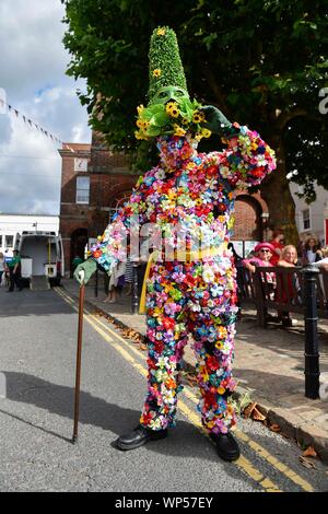 Bridport, Dorset, Großbritannien. 7. Sep 2019. Guy Heathcoat abgedeckt in Blumen an der Bridport hat Festival in Dorset Foto: Graham Jagd-/Alamy leben Nachrichten Stockfoto