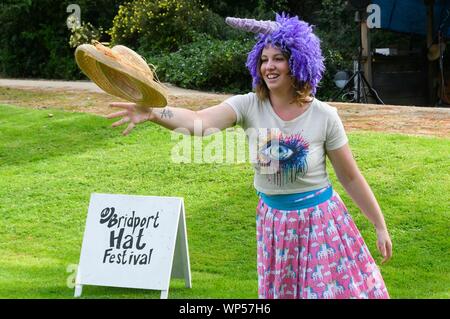 Bridport, Dorset, Großbritannien. 7. Sep 2019. Katie Churchouse werfen Sie einen Hut an der Bridport hat Festival in Dorset Foto: Graham Jagd-/Alamy leben Nachrichten Stockfoto