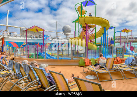 Unabhängigkeit des Meers Freizeitdeck Kinder Pool und Wasserrutsche Royal Caribbean Cruise Ship Unabhängigkeit des Meers Außenwasserkreuzanlage Stockfoto