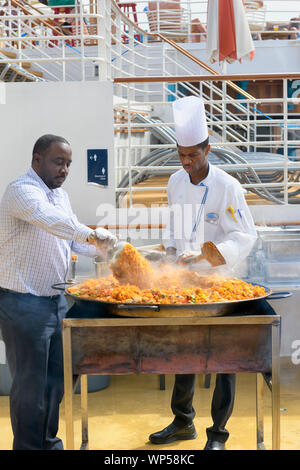 Unabhängigkeit der Meere Kochen Bulk Lunch Food draußen auf dem Pooldeck Royal Caribbean Cruise Ships Unabhängigkeit der Meere Stockfoto