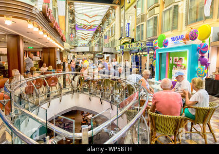 Unabhängigkeit der Meere Geschäfte und Passagiere auf dem königlichen Promenadendeck Royal Caribbean Cruise Ship Unabhängigkeit der Meere. Stockfoto