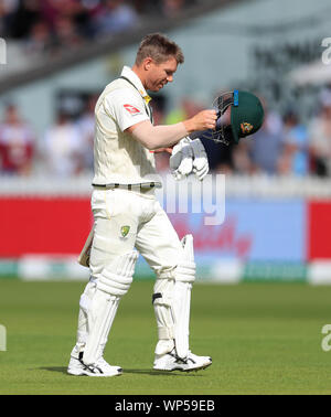 Australiens David Warner verlässt das Feld nach durch England's Stuart Breite (nicht abgebildet) am Tag 4 der Vierten Asche Test im Emirates Old Trafford, Manchester entlassen wird. Stockfoto