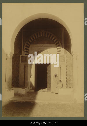 Kairouan. Eingang einer Moschee/Lehnert et Landrock, Tunis. Stockfoto