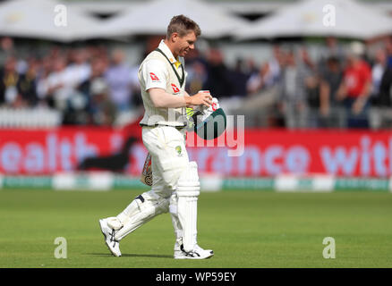 Australiens David Warner verlässt das Feld nach durch England's Stuart Breite (nicht abgebildet) am Tag 4 der Vierten Asche Test im Emirates Old Trafford, Manchester entlassen wird. Stockfoto