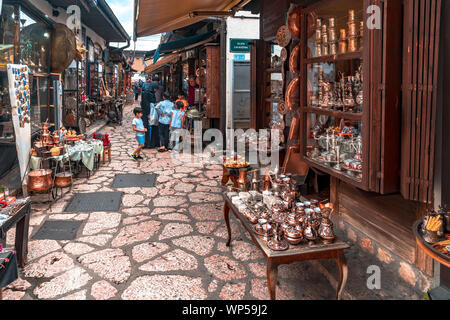 SARAJEVO, BOSNIEN - August 3, 2019: Tradigional girf Geschäfte im historischen shopping Souvenirs in Sarajevo, Bascarsija. Die Altstadt ist am beliebtesten Plac Stockfoto