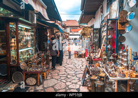 SARAJEVO, BOSNIEN - August 3, 2019: Tradigional girf Geschäfte im historischen shopping Souvenirs in Sarajevo, Bascarsija. Die Altstadt ist am beliebtesten Plac Stockfoto