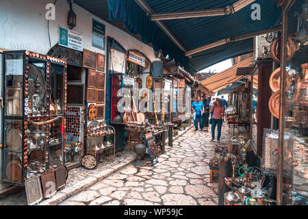 SARAJEVO, BOSNIEN - August 3, 2019: Tradigional girf Geschäfte im historischen shopping Souvenirs in Sarajevo, Bascarsija. Die Altstadt ist am beliebtesten Plac Stockfoto