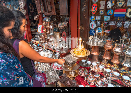 SARAJEVO, BOSNIEN - August 3, 2019: Tradigional girf Geschäfte im historischen shopping Souvenirs in Sarajevo, Bascarsija. Die Altstadt ist am beliebtesten Plac Stockfoto