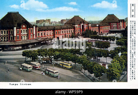 [1950er Jahre Japan - Tokyo Station] - Tokyo Station, in der Marunouchi Businessviertels von Tokio entfernt, in der Nähe des Imperial Palace und die Ginza Einkaufsviertel. Das Gebäude wurde von dem Architekten Tatsuno Kingo, Japan's Sieg im Russisch-Japanischen Krieg zu feiern. Die Station wurde am 20. Dezember 1914. 1921, Premierminister Hara Takashi ermordet wurde. 20. jahrhundert alte Ansichtskarte. Stockfoto