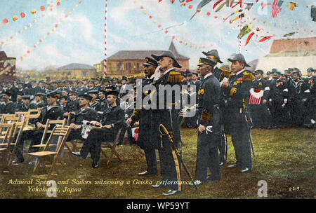 [1900s Japan-US-Admiral Sperry in Japan] - Admiral Sperry und Seglern aus seiner Crew eine geisha Leistung beobachten an der Yokohama, Kanagawa Präfektur während des Besuchs des amerikanischen Großen Weißen Flotte im Oktober 1908. Zwischen dem 16. Dezember 1907 und 22. Februar 1909, die Flotte auf 20 Ports auf sechs Kontinenten genannt. Die Rümpfe der Schiffe weiß gestrichen wurden, war es im Volksmund als der Große Weiße Flotte bekannt. Die Mission der Flotte war, die militärische Macht Amerikas zu Projekt, vor allem in Richtung Japan. 20. jahrhundert alte Ansichtskarte. Stockfoto