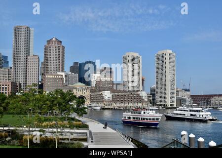 Die Innenstadt von Boston Skyline aus der Pier Hafen Spaziergang im Seaport Innovation District in South Boston, Boston, Massachusetts, USA Stockfoto