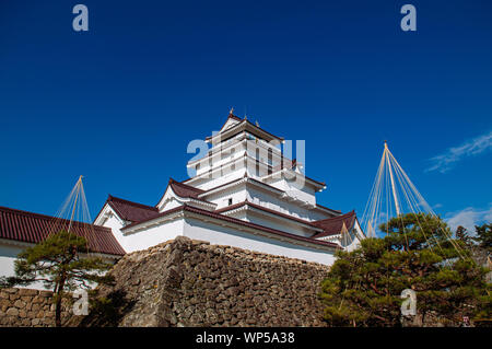 DEC 4, 2018 Aizu Wakamatsu, Japan - Aizu Wakamatsu Tsuruga Schloss und Kiefer mit steinernen Sockel unter Winter blauer Himmel. Fukushima Samurai Herr fortess Stockfoto