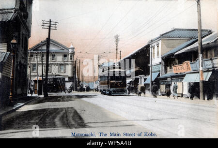 [1910s Japan - Straßenbahn auf Kobe Straße] - Straßenbahn auf damaligen Uramachi in Kobe, Hyogo Präfektur. Die schmale Straße auf der Rückseite hinter der rechten Straßenbahn ist Motomachidori. Die Straßenbahn ist in Nishimachi; die Straßenbahn-Haltestelle Motomachi Icchome Station war gleich um die Ecke. Genau, der Fotograf links, Daimaru Kobe würde in 1927 (Showa 2) geöffnet werden. 20. jahrhundert alte Ansichtskarte. Stockfoto