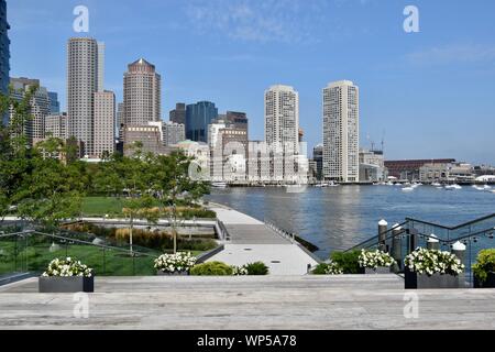 Die Innenstadt von Boston Skyline aus der Pier Hafen Spaziergang im Seaport Innovation District in South Boston, Boston, Massachusetts, USA Stockfoto