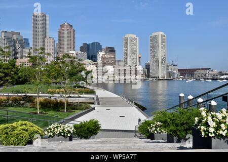 Die Innenstadt von Boston Skyline aus der Pier Hafen Spaziergang im Seaport Innovation District in South Boston, Boston, Massachusetts, USA Stockfoto