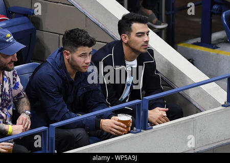 Flushing NY, USA. 06 Sep, 2019. Nick Jonas, Joe Jonas gesehen gerade Rafael Nadal Vs Matteo Berrettini im Halbfinale der Männer Finale am Arthur Ashe Stadium am USTA Billie Jean King National Tennis Center am 6. September 2019 in Flushing Queens Credit: MPI04/Medien Punch/Alamy leben Nachrichten Stockfoto