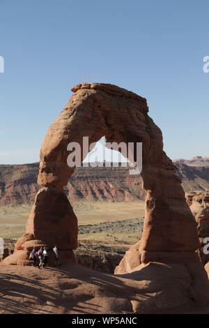 USA, ARCHES NATIONAL PARK - ca. August 2019 - - unbekannter Menschen im Park Stockfoto