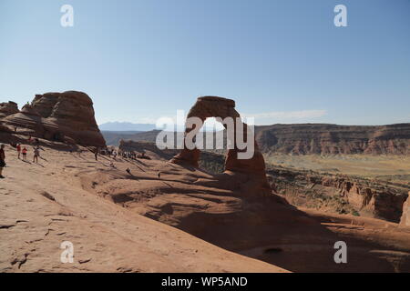 USA, ARCHES NATIONAL PARK - ca. August 2019 - - unbekannter Menschen im Park Stockfoto