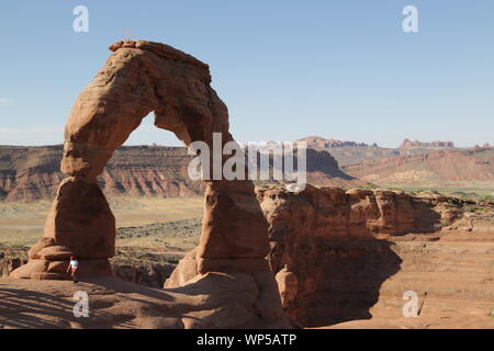USA, ARCHES NATIONAL PARK - ca. August 2019 - - unbekannter Menschen im Park Stockfoto