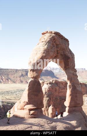 USA, ARCHES NATIONAL PARK - ca. August 2019 - - unbekannter Menschen im Park Stockfoto