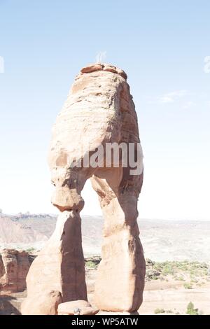 USA, ARCHES NATIONAL PARK - ca. August 2019 - - unbekannter Menschen im Park Stockfoto