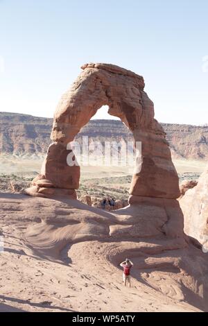 USA, ARCHES NATIONAL PARK - ca. August 2019 - - unbekannter Menschen im Park Stockfoto