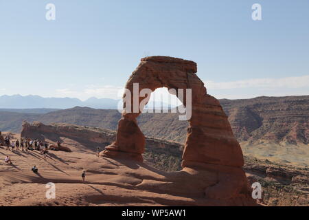 USA, ARCHES NATIONAL PARK - ca. August 2019 - - unbekannter Menschen im Park Stockfoto
