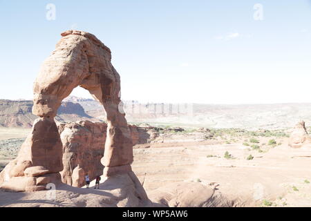 USA, ARCHES NATIONAL PARK - ca. August 2019 - - unbekannter Menschen im Park Stockfoto