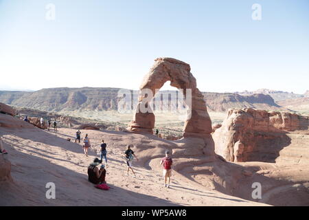 USA, ARCHES NATIONAL PARK - ca. August 2019 - - unbekannter Menschen im Park Stockfoto