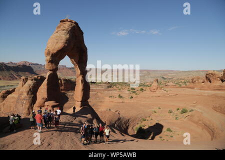 USA, ARCHES NATIONAL PARK - ca. August 2019 - - unbekannter Menschen im Park Stockfoto