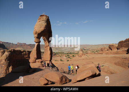 USA, ARCHES NATIONAL PARK - ca. August 2019 - - unbekannter Menschen im Park Stockfoto