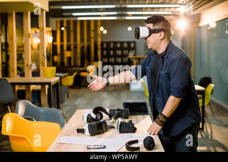 Junge asiatische Geschäft Mann mit Virtual reality Brillen mit Hand für das Rütteln Stockfoto